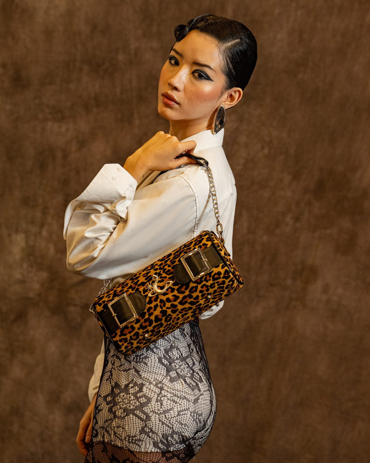 Bolso Afterglow de Luna Vesper, Bajo el brazo apoyado en la cadera, modelo de tres cuartos de espalda; bolso completo visto d