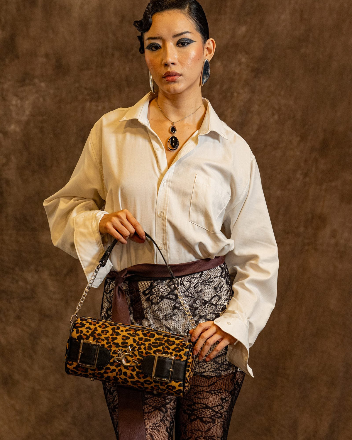 Bolso Afterglow de Luna Vesper, Sostenido por el asa delante del cuerpo, de frente; bolso completo en la misma orientacion qu