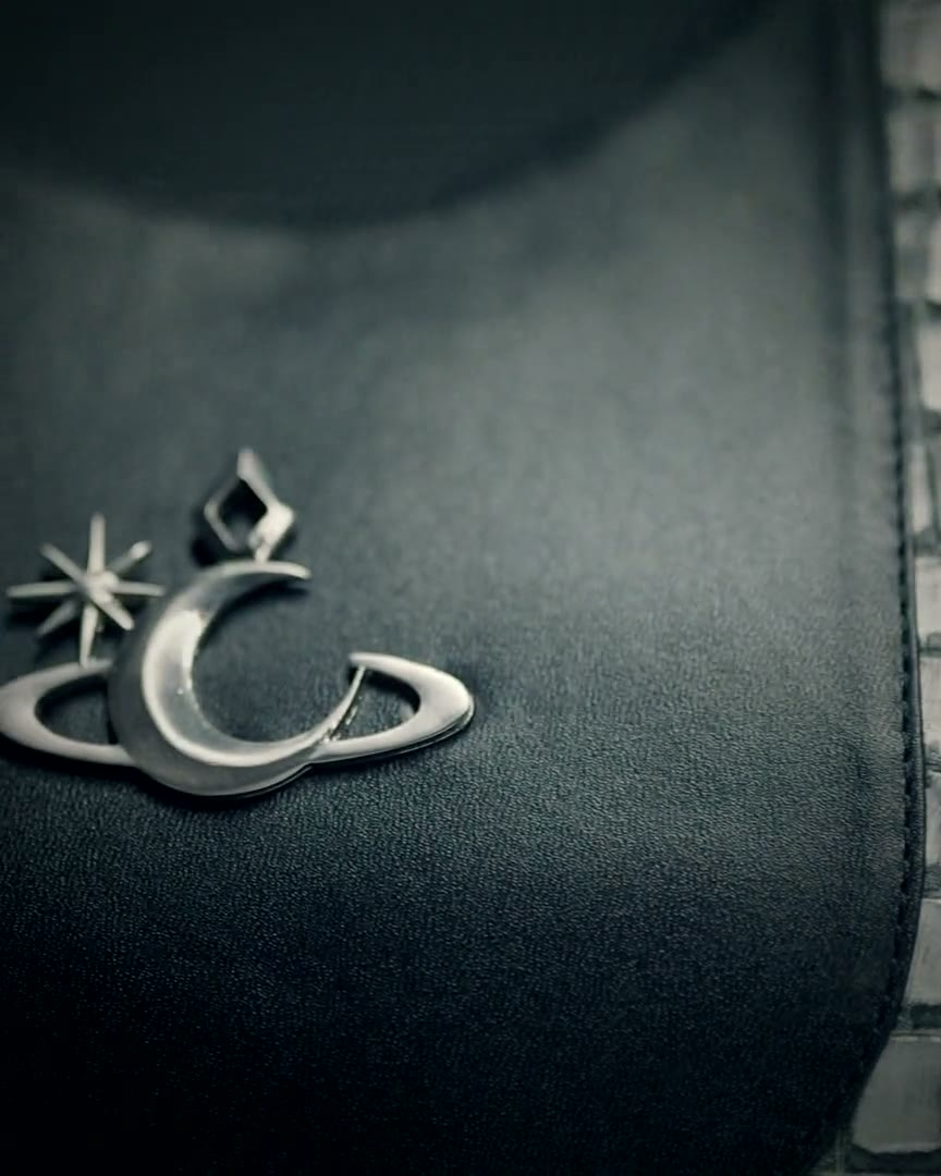 Luna Vesper · herraje de luna sobre cuero grabado