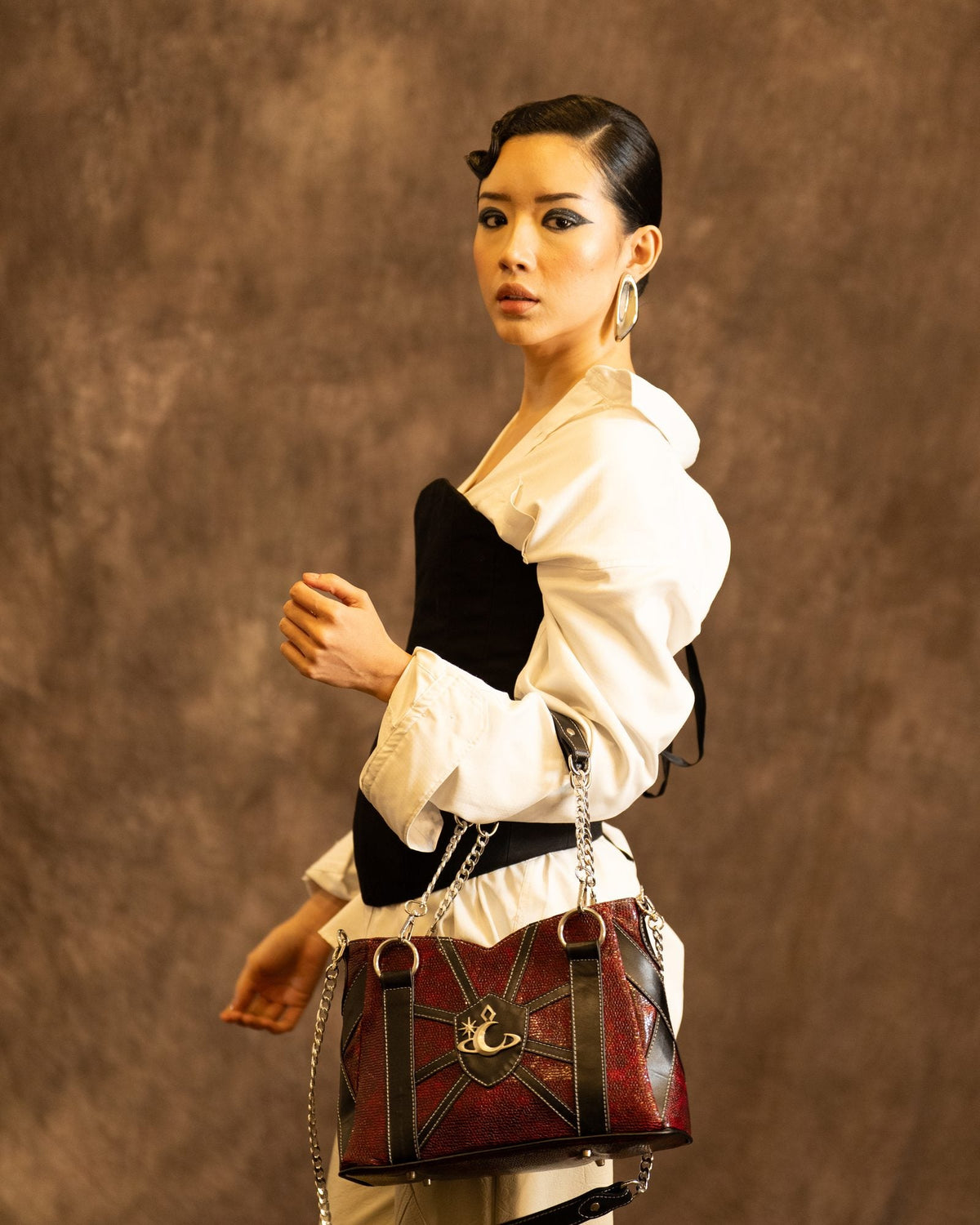 Bolso Midnight de Luna Vesper, Colgado del brazo a la altura de la cadera, modelo de tres cuartos; se ve entero