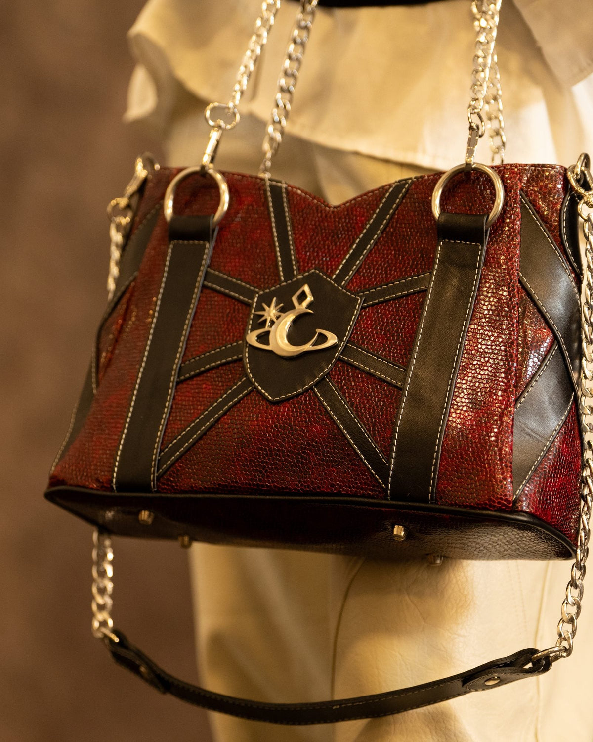 Bolso Midnight de Luna Vesper, Primer plano del bolso colgando junto a la pierna (sin rostro); entero y con todo el detalle d