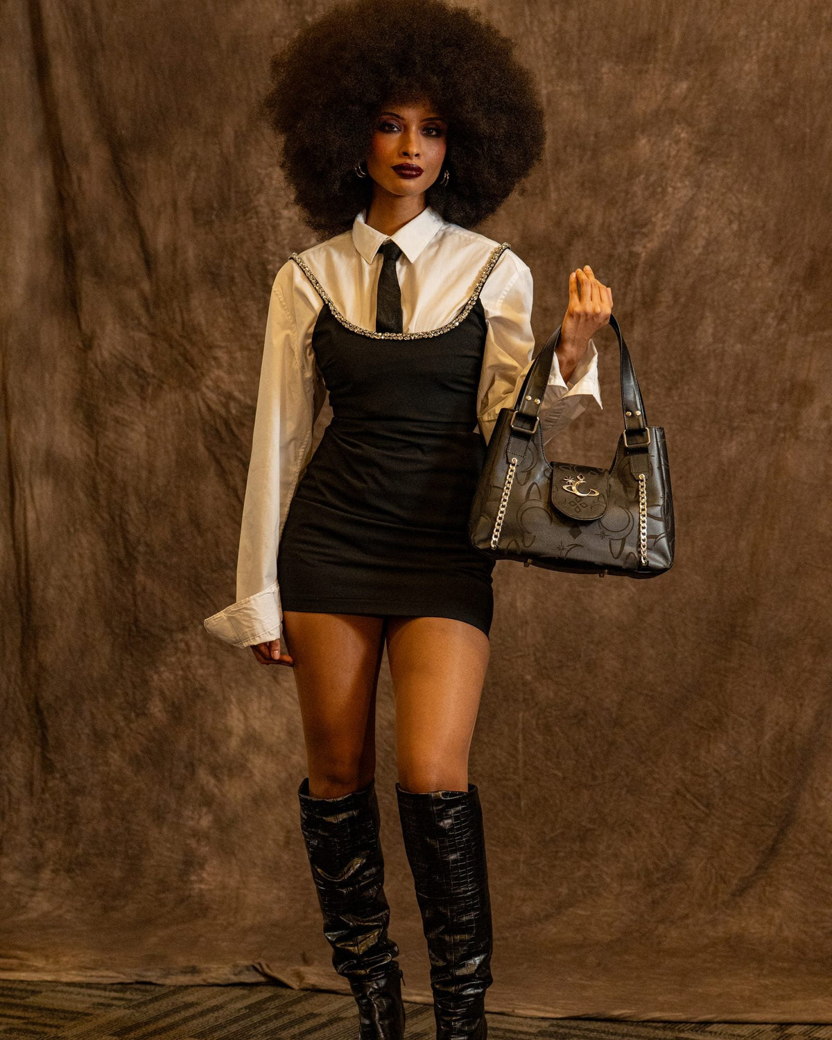 Bolso Moonshadow de Luna Vesper, Colgado del asa en la mano a la altura de la cadera, cuerpo entero; bolso completo.