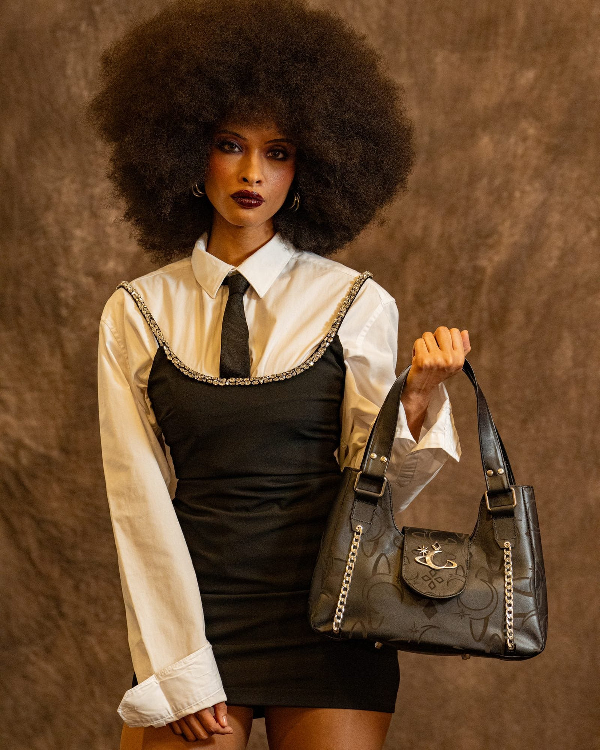 Bolso Moonshadow de Luna Vesper, Sostenido por el asa, plano medio; bolso completo y grande en cuadro.
