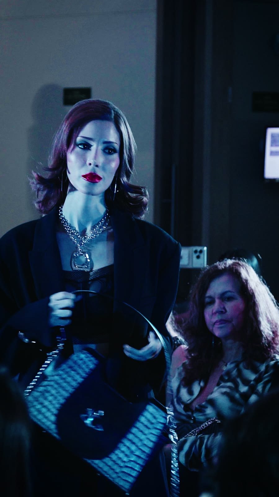 Luna Vesper · pasarela del Chapter 01 bajo luz azul, Colombiamoda