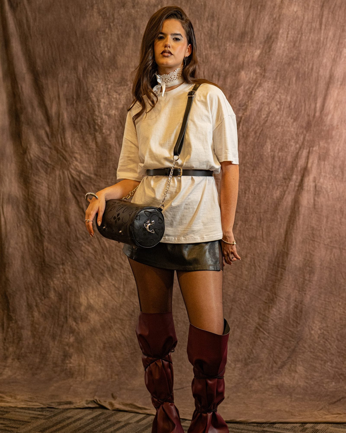 Bolso Obsidian de Luna Vesper, Cruzado al cuerpo con la bandolera, apoyado en la cintura y sujeto con la mano; cuerpo entero