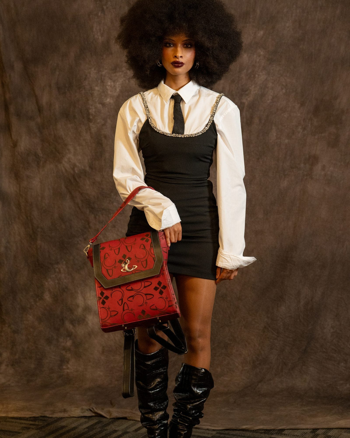 Bolso Red Shift de Luna Vesper, Colgado de una correa larga a la altura de la cadera, cuerpo entero de frente; bolso completo