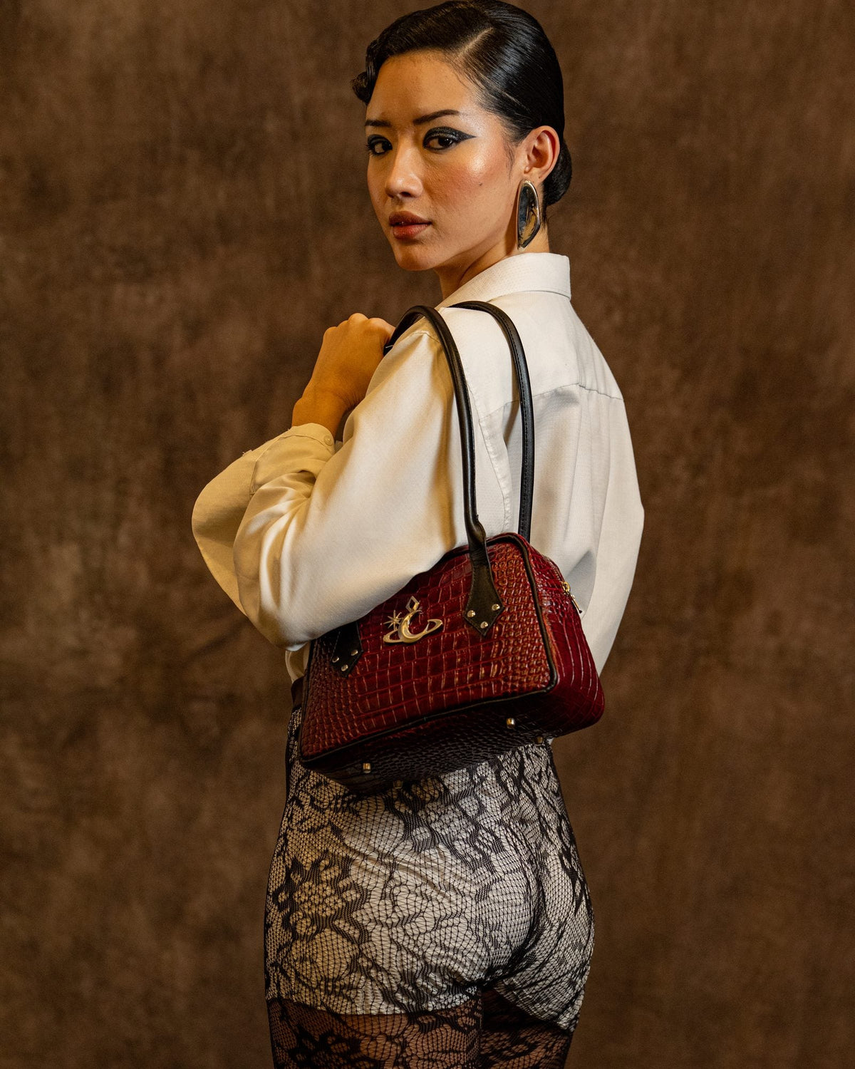Bolso Scarlet Night de Luna Vesper, Colgado del hombro, modelo de tres cuartos de espalda con la cara hacia camara; bolso com