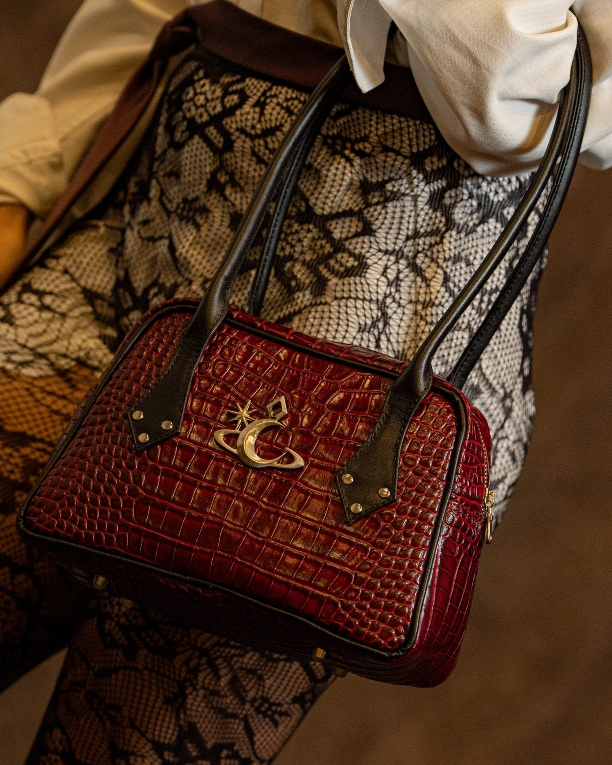 Bolso Scarlet Night de Luna Vesper, Recorte de cadera con el bolso colgando de las asas; bolso entero y textura de croco perf