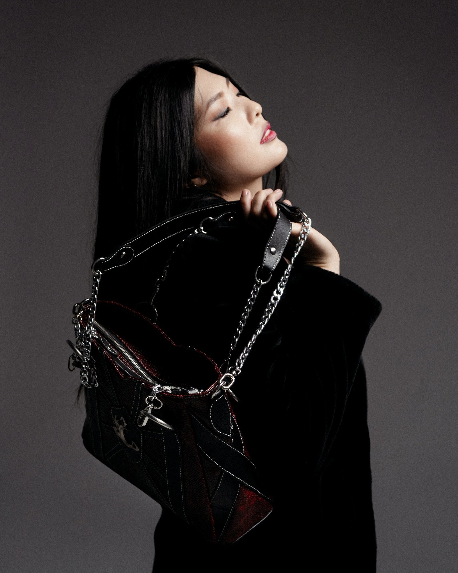 Mujer sosteniendo una pieza de Luna Vesper de la colección Midnight