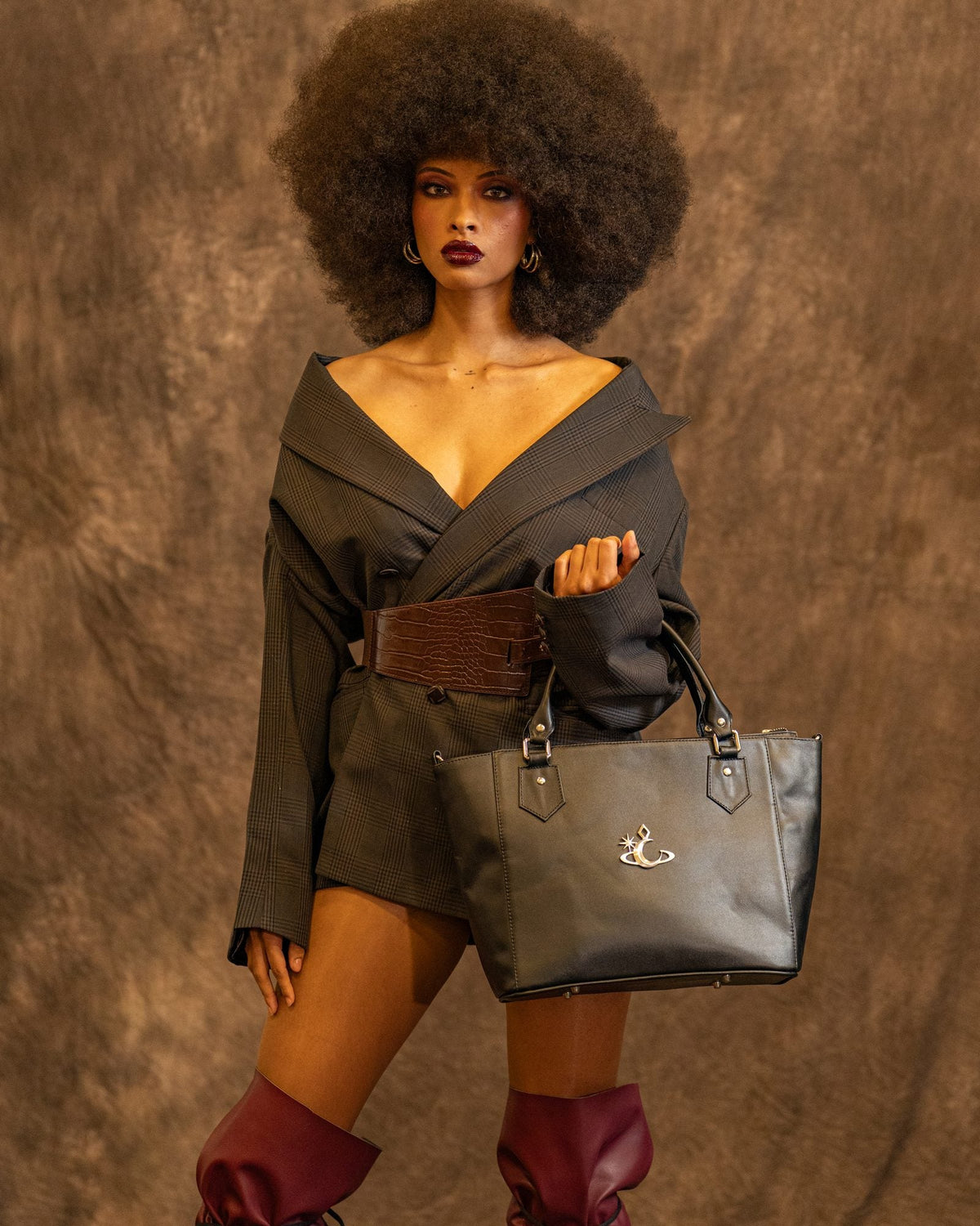 Bolso Umbra de Luna Vesper, Sostenido con la mano delante del cuerpo, de frente; cuerpo entero