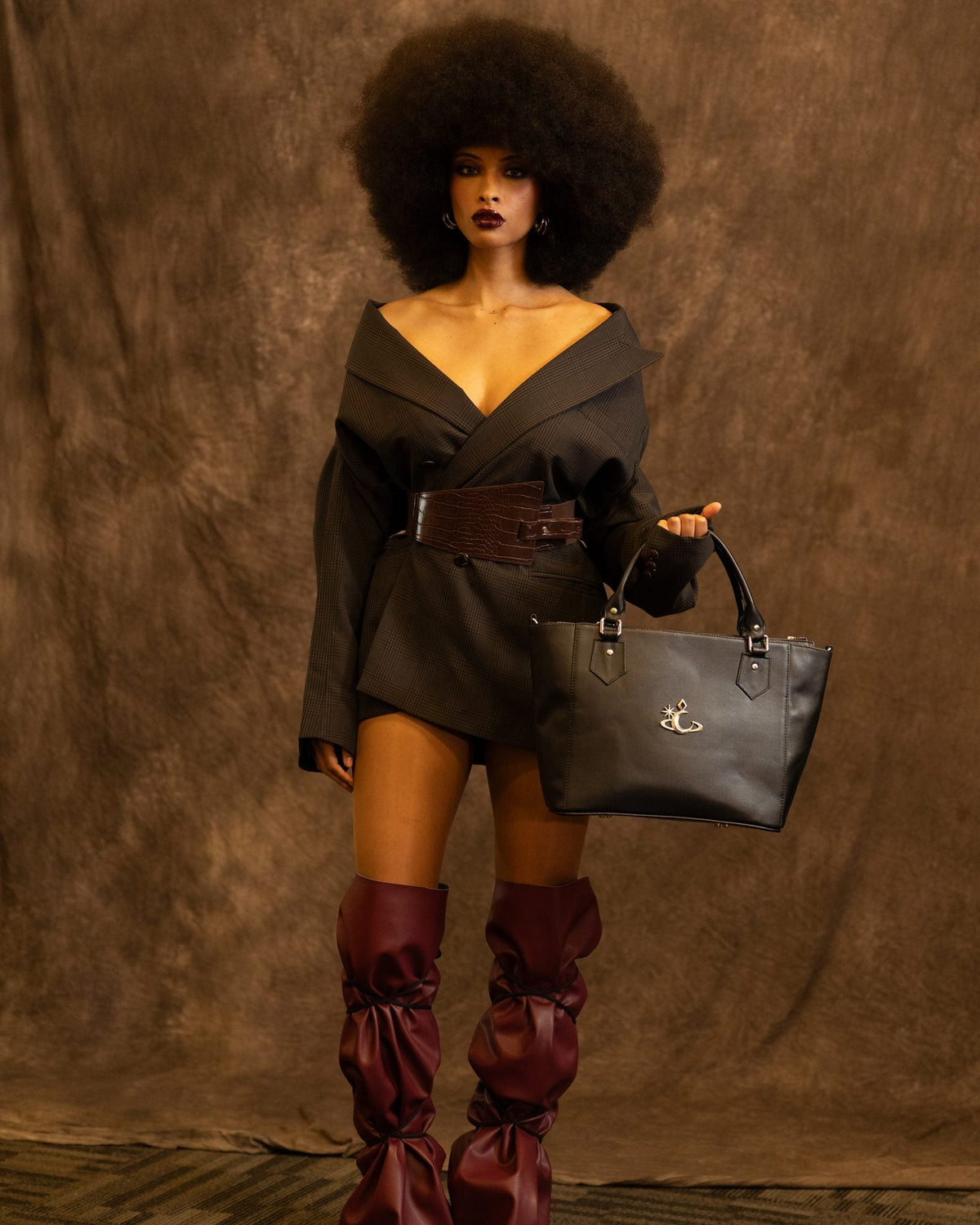 Bolso Umbra de Luna Vesper, Colgado de la mano a un costado; cuerpo entero y bolso entero de frente