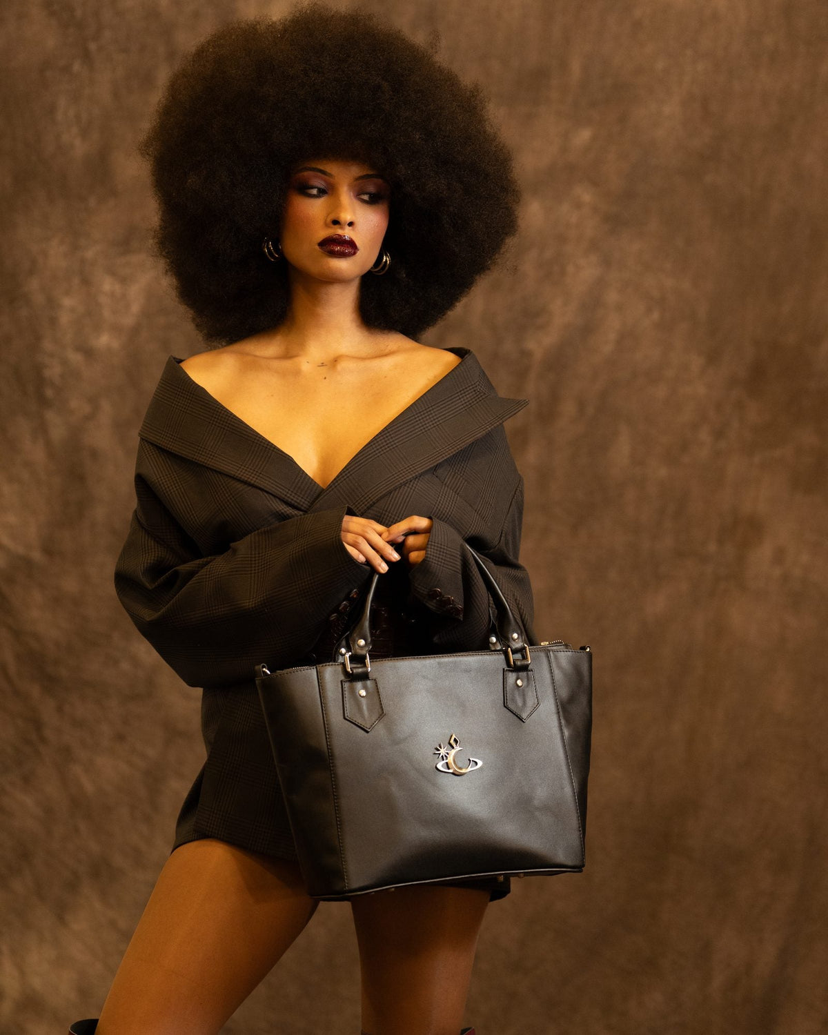 Bolso Umbra de Luna Vesper, Sostenido con las dos manos delante del cuerpo, de frente