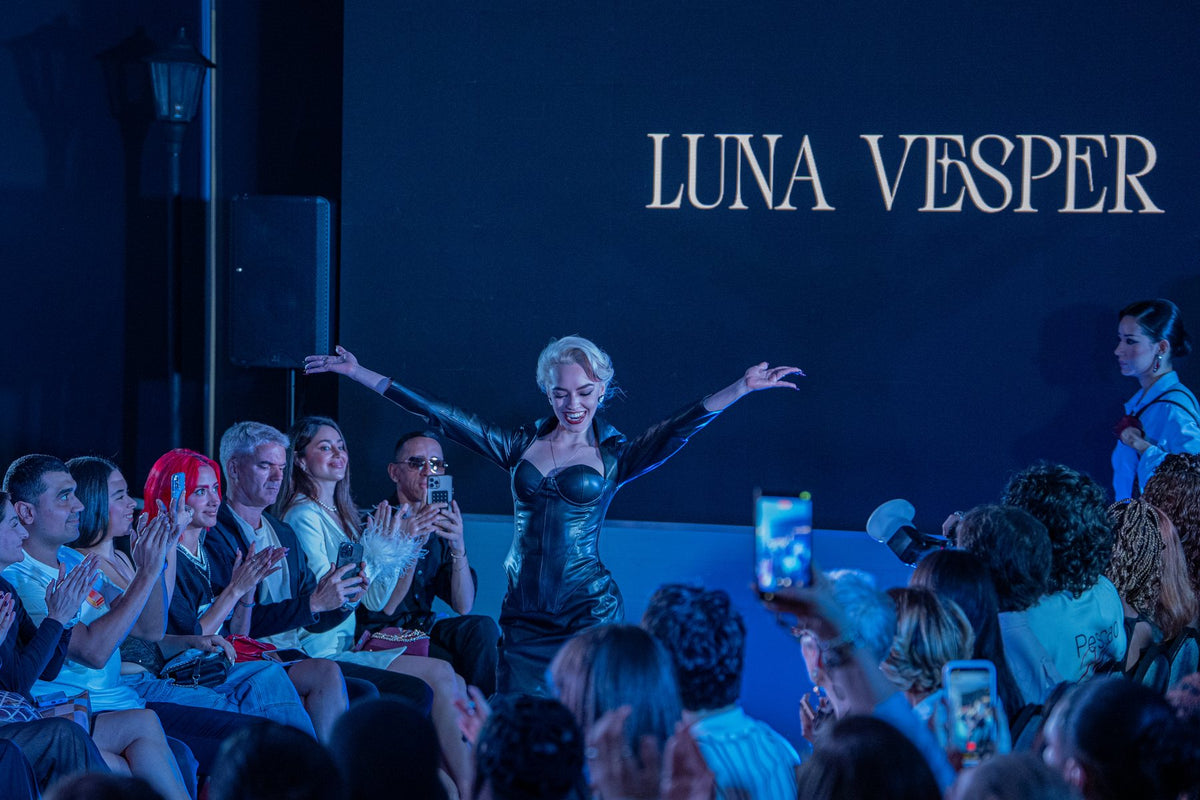 Modelo abriendo los brazos en la pasarela bajo el rótulo Luna Vesper, Colombiamoda 2026
